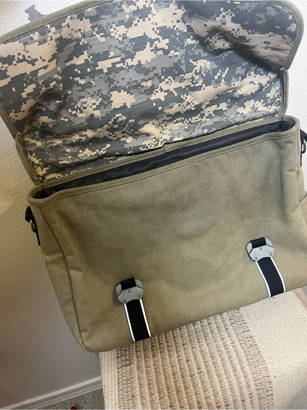 Harley-Davidson Olive Canvas Messenger Bag with Black Straps - Picture 6 of 6